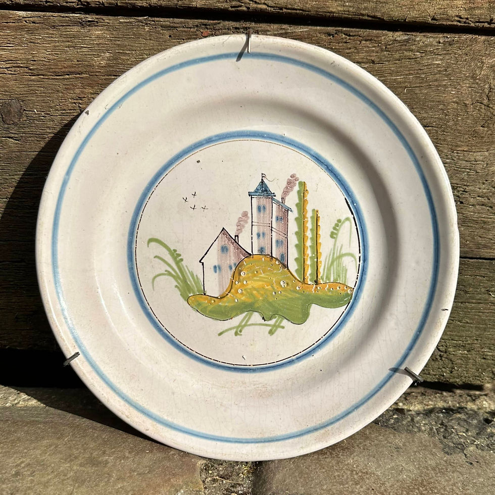 1/3 ASSIETTE à décor architectural. Deux maisons fumantes et une tour sous un vol d'oiseaux