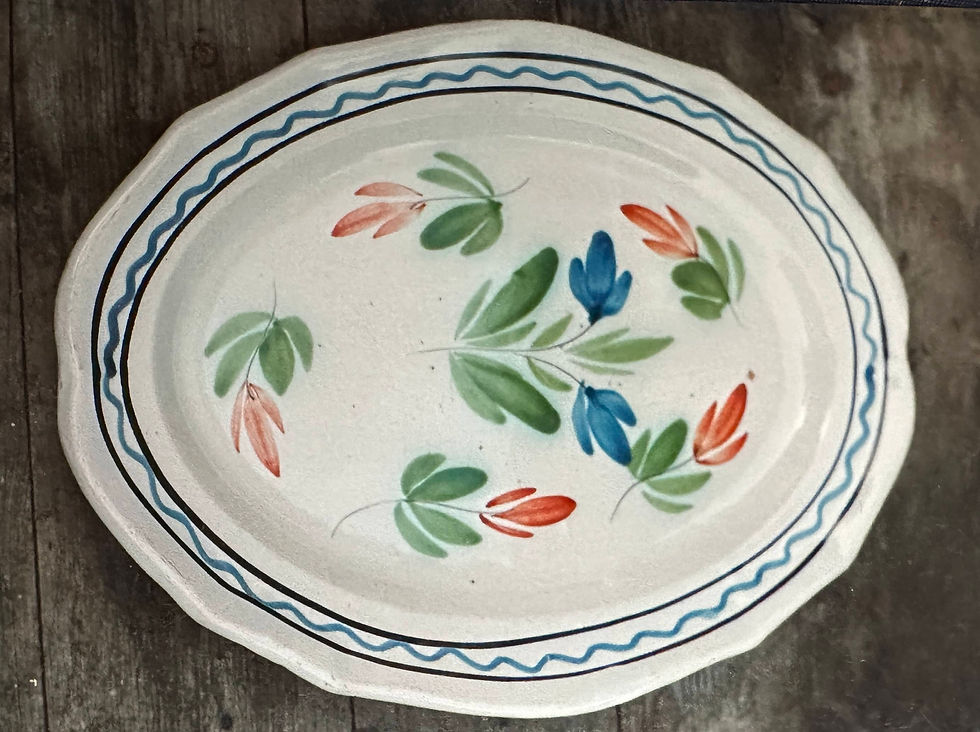 13 - Faïences de Forges cul noir XIXe - Plat long à fleurs