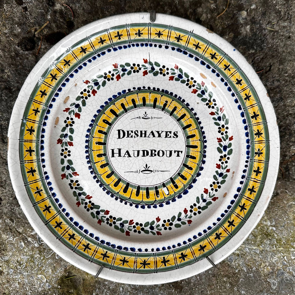 1/5 ASSIETTE patronymique. "DESHAYES HAUDBOUT" dans médaillon et série de frises concentriques