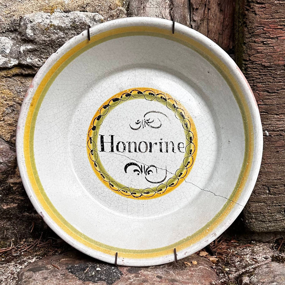 1/3 ASSIETTE patronymique (cul noir). "Honorine" dans un médaillon à la chaînette vert et jaune
