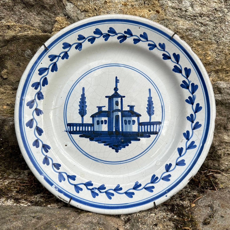 1/3 ASSIETTE à décor architectural. Deux maisons et une tour à la girouette avec deux peupliers