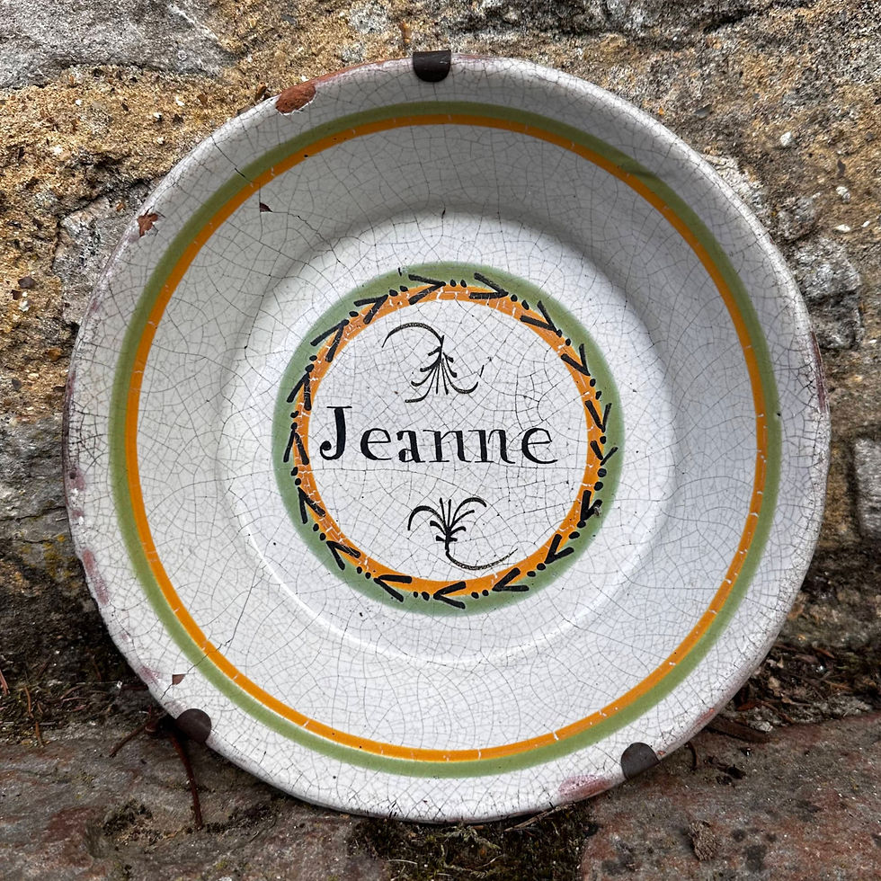 1/3 ASSIETTE patronymique (cul noir). "Jeanne" dans un médaillon à la chaînette vert et jaune