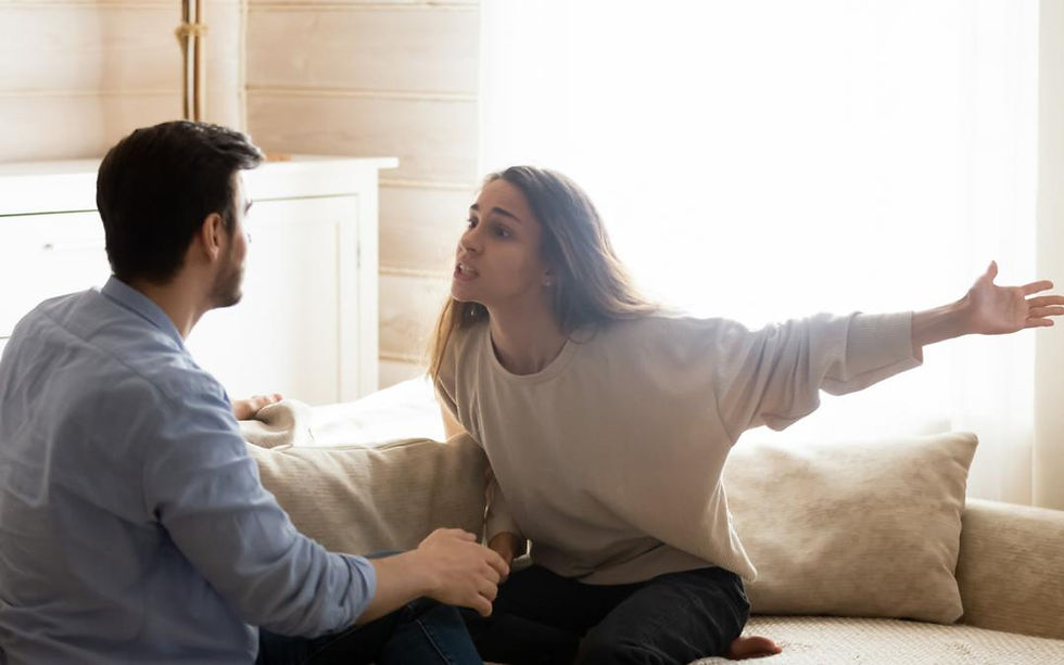 Couple en difficulté relationnelle illustrant une dispute de couple et une distance émotionnelle