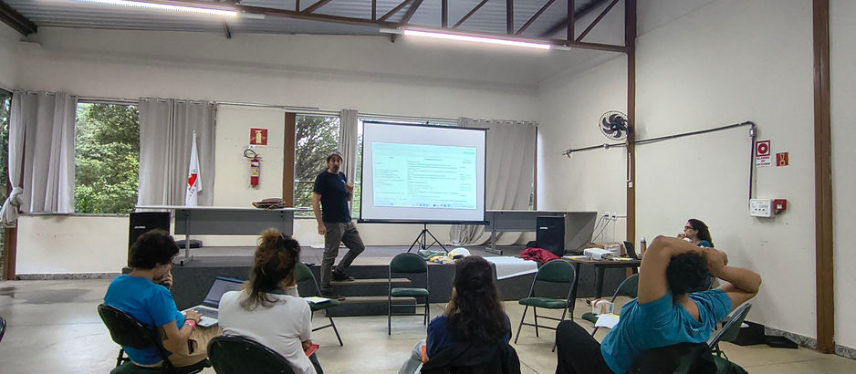 Pessoas numa reunião da Entidade Executora Instituto Arbo