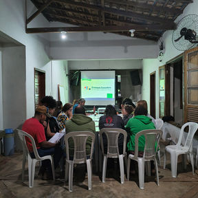 pessoas evacuadas se reunindo para a reunião do grupo de acompanhamento