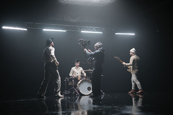 Der DOP Levi Stute in seinem Filmstudio Darkhall während er ein Musikvideo dreht. Er arbeitet mit einer Arri Alexa Mini.