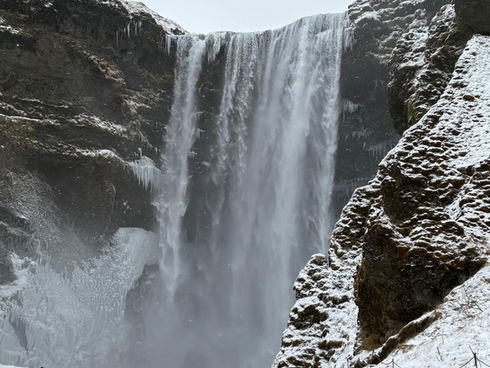 Skógafoss - uma das cascatas mais impressionantes da Islândia e uma das atrações mais visitadas da Costa Sul.