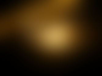 Ein KI-generiertes Symbolbild: Ein golden leuchtendes Schofarhorn im Profil vor dunklem Hintergrund, das einen hellen Lichtstrahl und schwebende, funkelnde hebräische Buchstaben freisetzt.