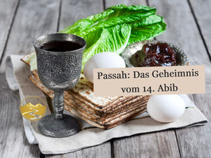 Kelch, Matze, Eier, Salat, Konfitüre auf Holz. Text: Passah: Das Geheimnis vom 14. Abib /Nisan. Stimmung traditionell, gedeckter Tisch.