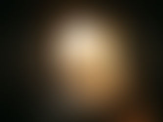 Blick aus einem dunklen Steintunnel mit Wüstensand am Boden hin zu einem hell erleuchteten Ausgang. Am Ausgang steht eine königlich gedeckte Tafel mit einem Kelch und Brot im goldenen Licht. Im Hintergrund ist die Silhouette eines prächtigen Tempels auf einem Berg im Dunst zu sehen.