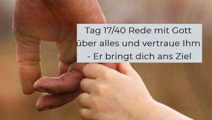 Kind reicht dem Vater die Hand