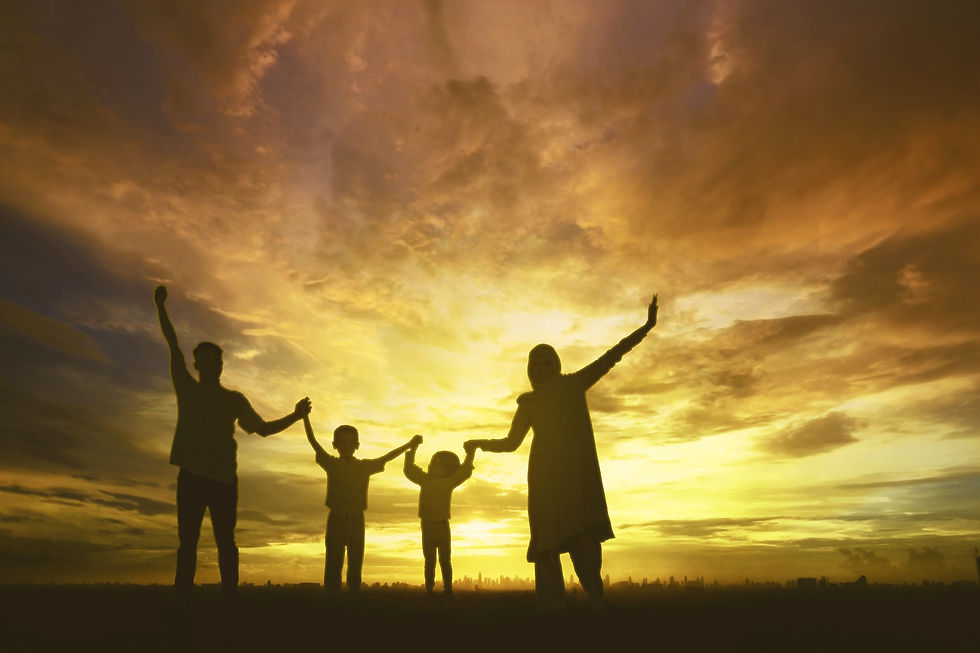 Silhouette einer vierköpfigen Familie mit erhobenen Händen vor einem dramatischen, golden leuchtenden Abendhimmel als Symbol für Gemeinschaft und Anbetung.