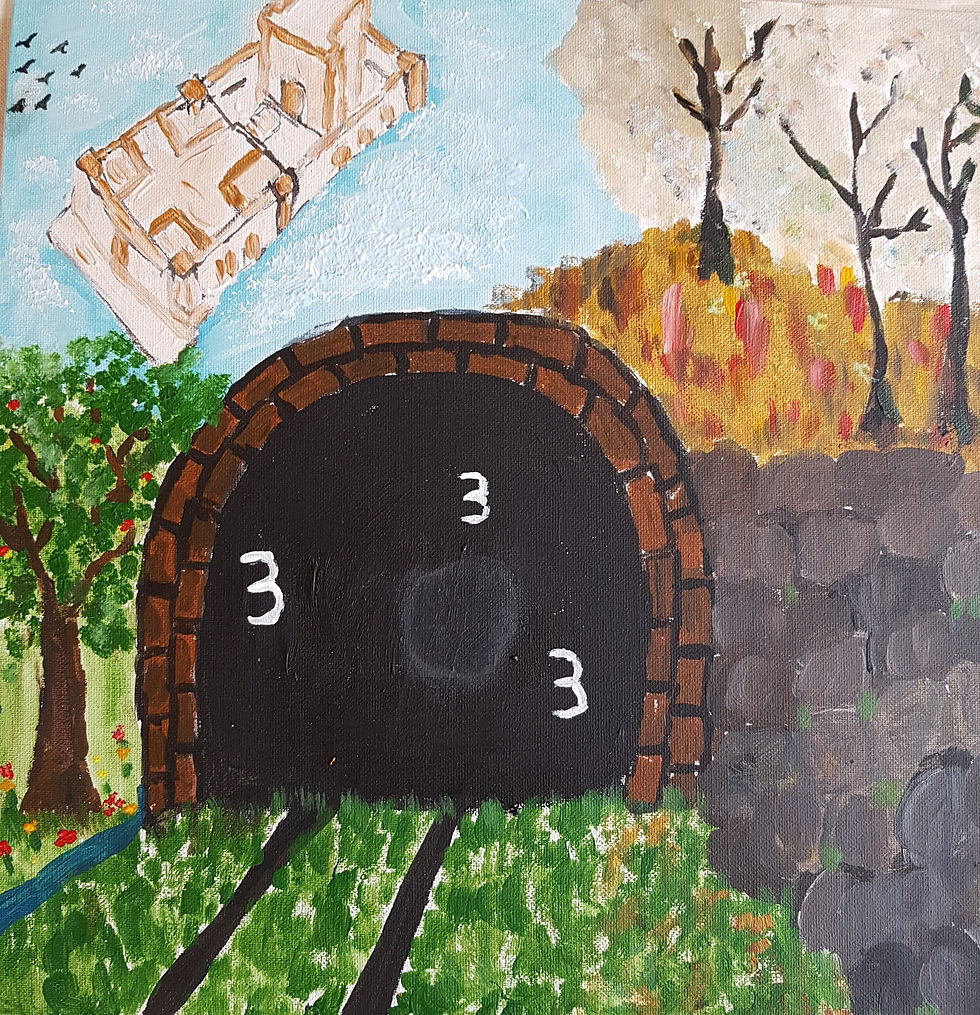 Gleise führen in einen Tunnel. Rechts sieht man eine verbrannte Landschaft, links eine neue frische Landschaft, neue Erde. Im Tunnel leuchten drei dreien auf und am Ende ist ein feines Licht. Von links oben erscheint ein neuer Tempel.
