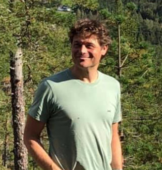 Micha is een coach, geeft familie opstellingen en is yoga docent