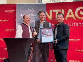 Die Urkunde Wein des Jahres Lentia City 2026 wurde von Harry Prünster feierlich an Alexander Fleckl übergeben