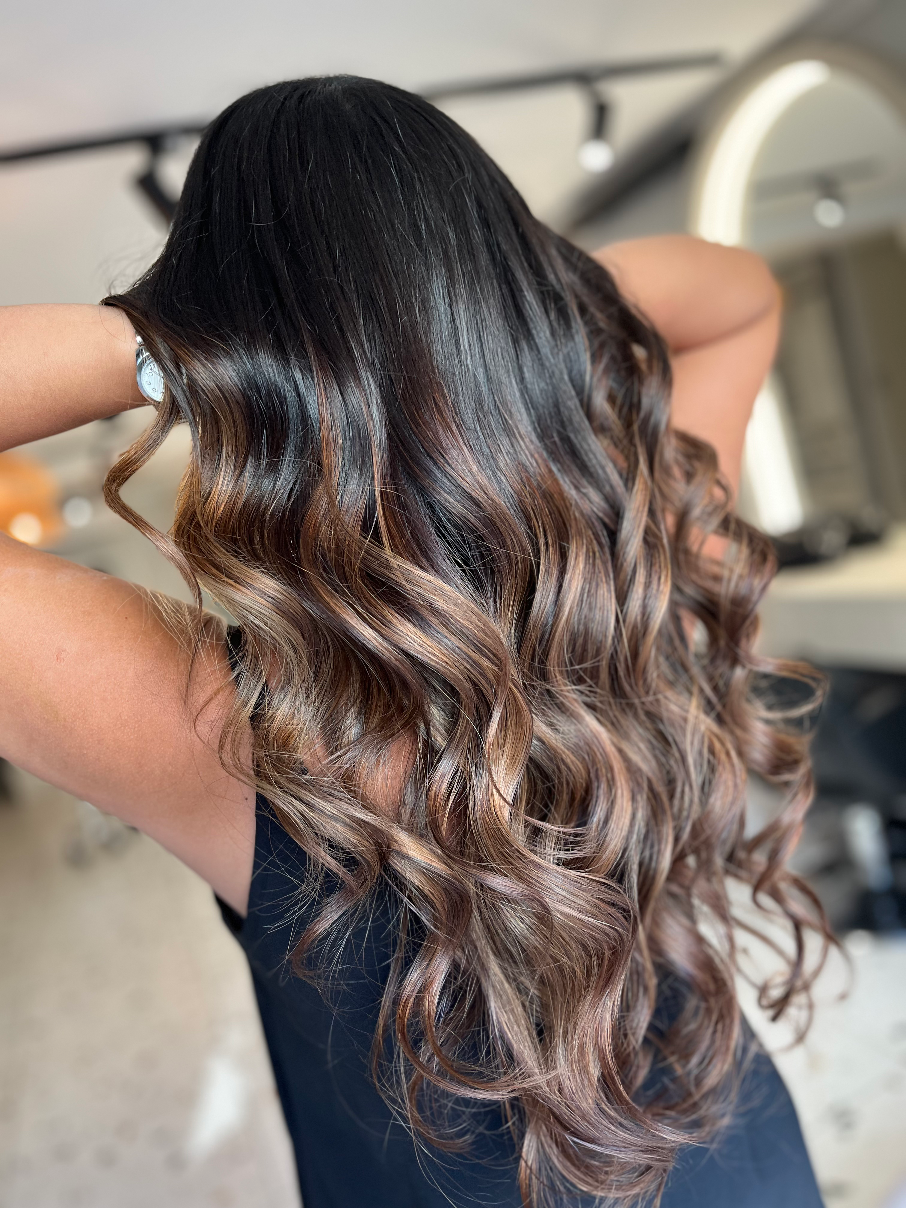 Balayage es una técnica capilar que crea reflejos naturales. Se aplica manualmente, con un degradado de color desde las puntas hacia las raíces, ofreciendo un look de cabello soleado de bajo mantenimiento.