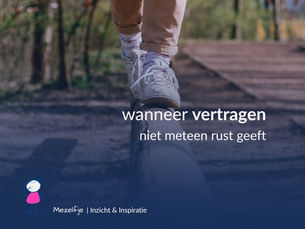 Persoon loopt rustig en geconcentreerd over een boomstam in de natuur.