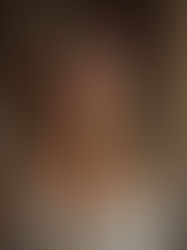 Een gelukkige vrouw die blij is met zichzelf.