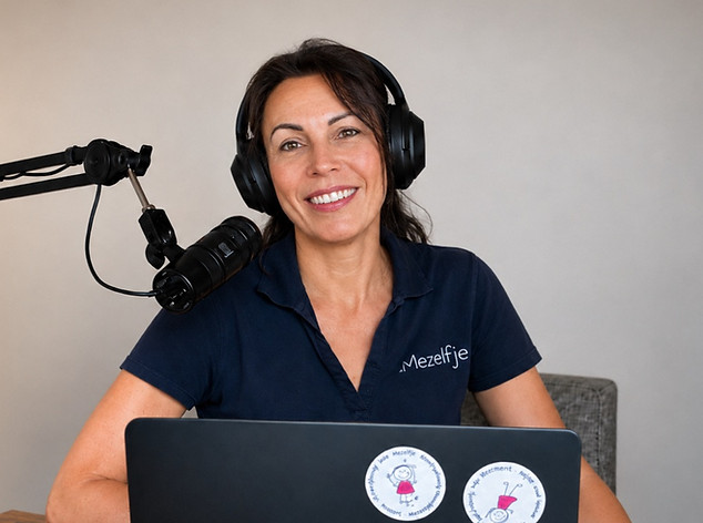 Coach Magdalena van Mezelfje neemt een podcast op over zelfzorg, mindfulness en welzijn.