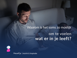 Man ligt wakker in bed en scrolt op zijn telefoon in een donkere slaapkamer, passend bij een blog over voelen wat er in je leeft.