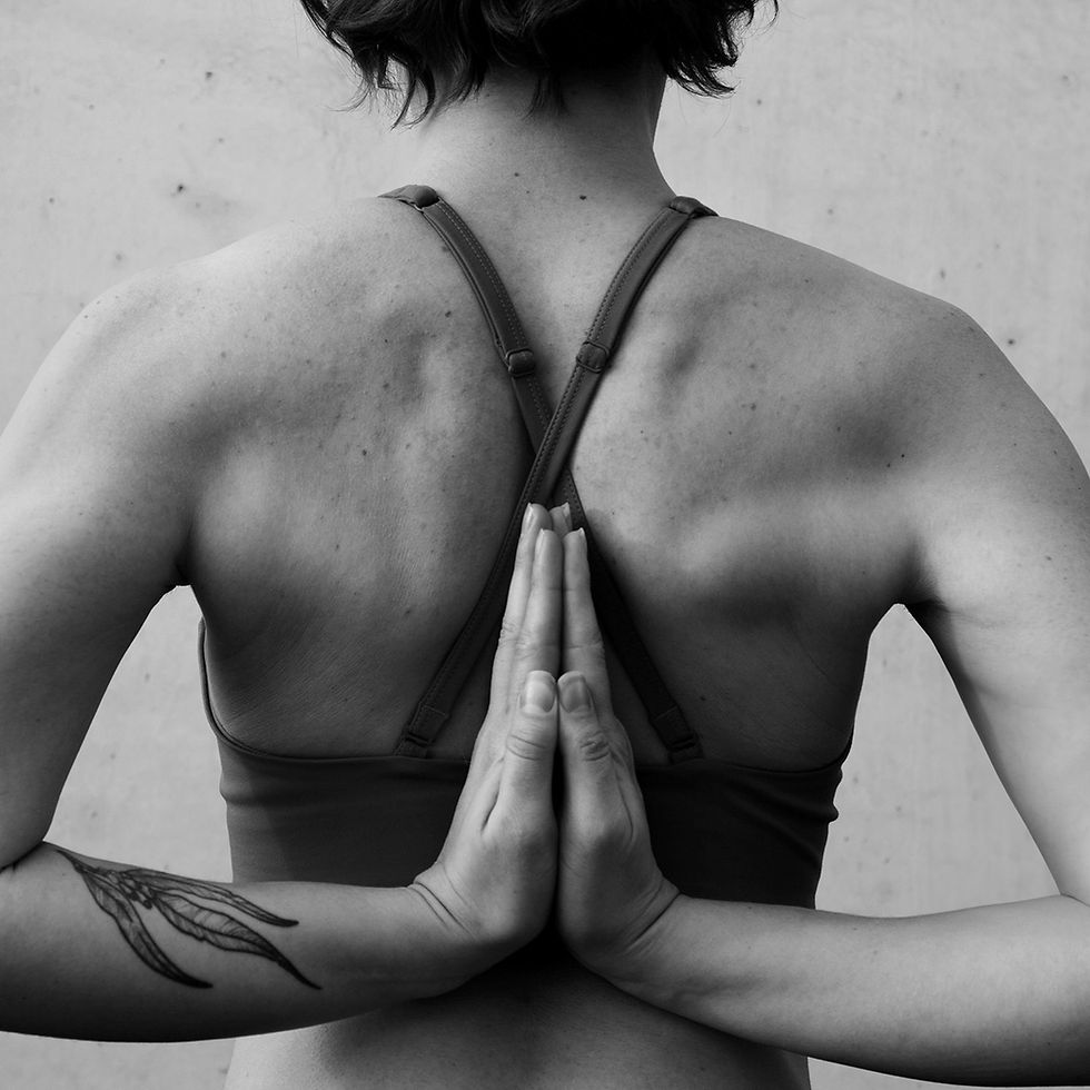yoga fonctionnel à Toulouse avec posture dos et mains jointes pour mobilité, alignement et équilibre du corps