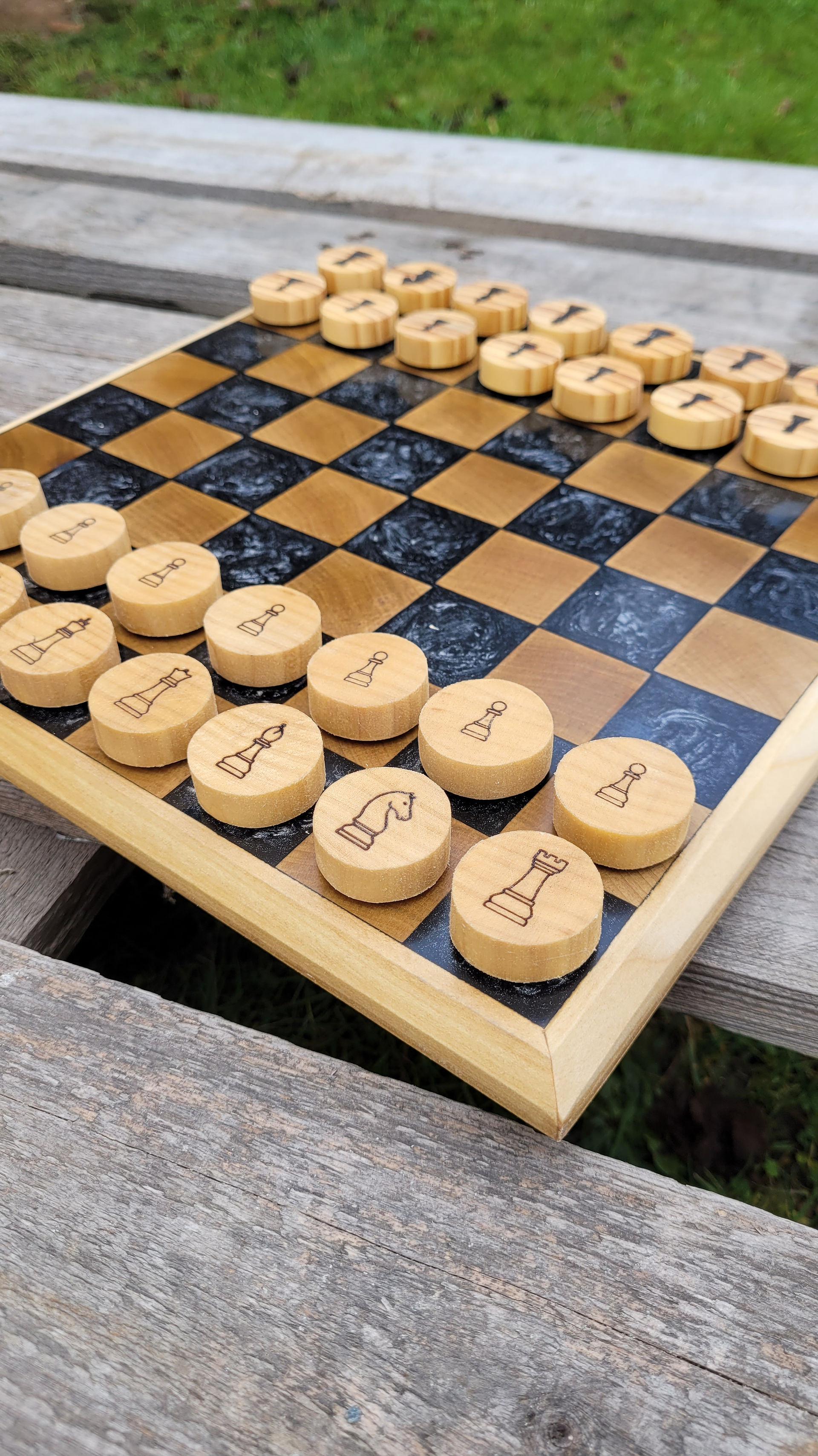 Schachbrett aus Holz mit Epoxid Harz aus dem Zander Holzstudio Kyritz