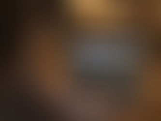 Eine Frau am Laptop liest den Blog von MWI Consulting