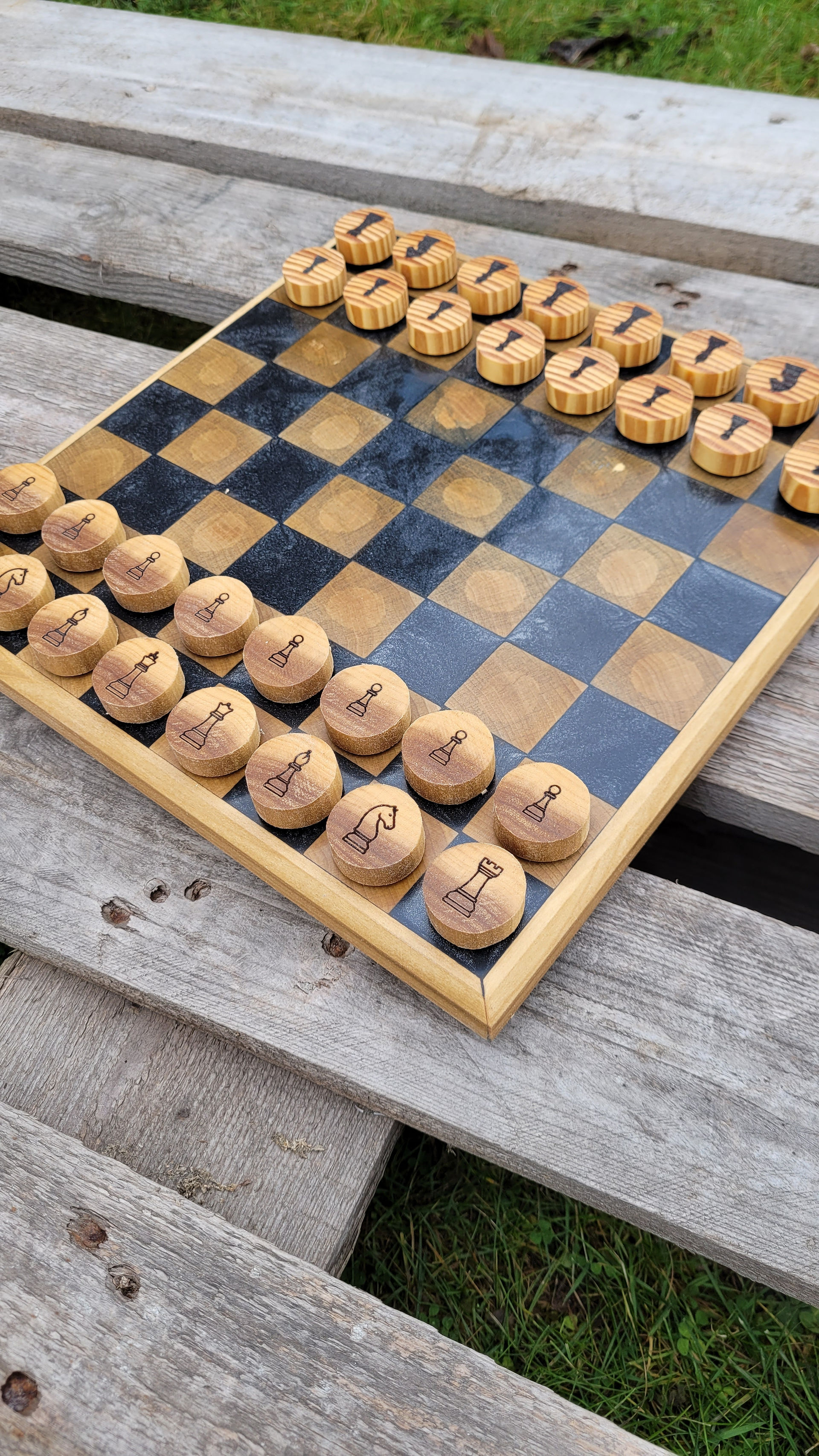 Schachbrett aus Holz mit Epoxid Harz aus dem Zander Holzstudio Kyritz