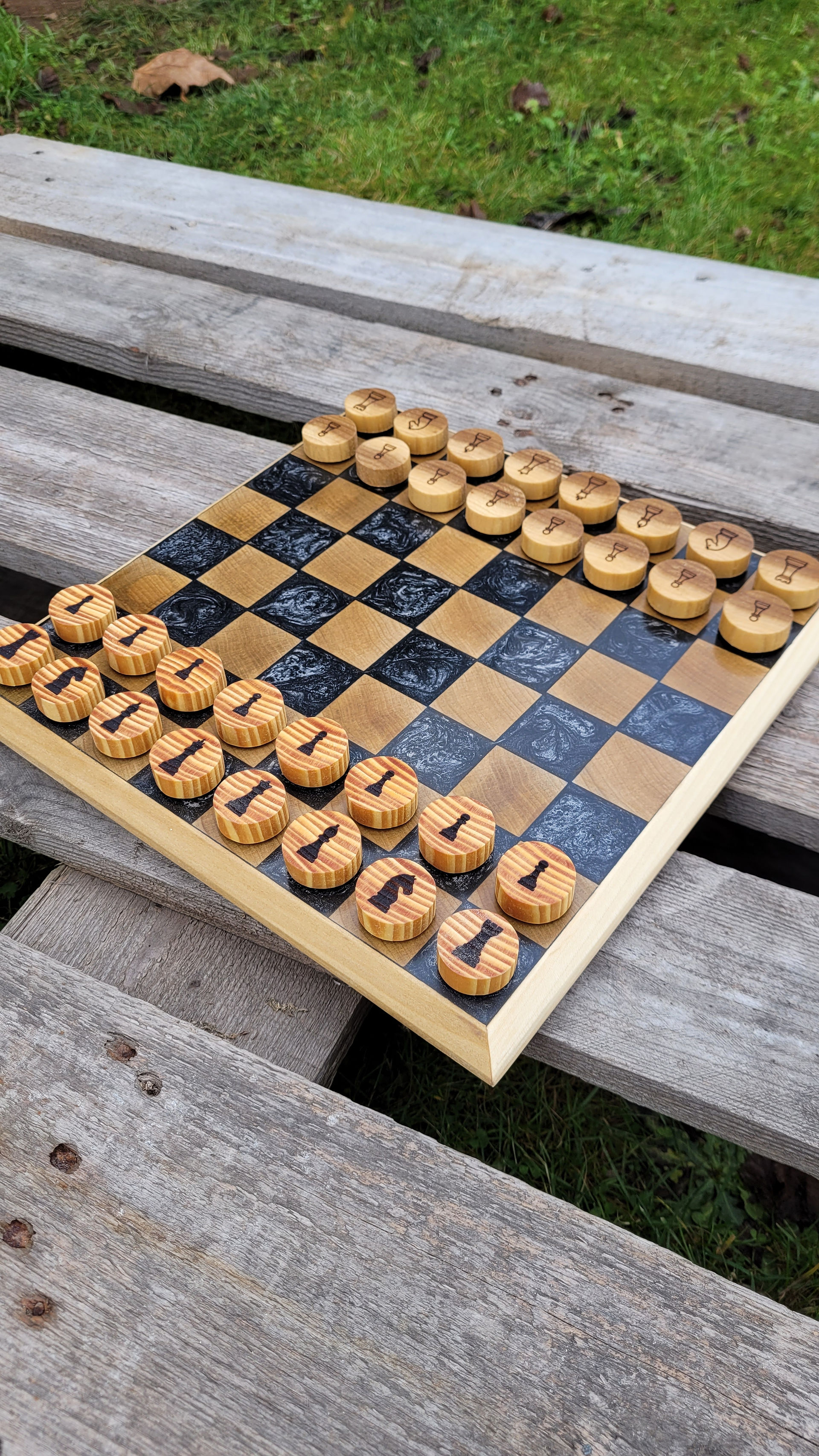 Schachbrett aus Holz mit Epoxid Harz aus dem Zander Holzstudio Kyritz