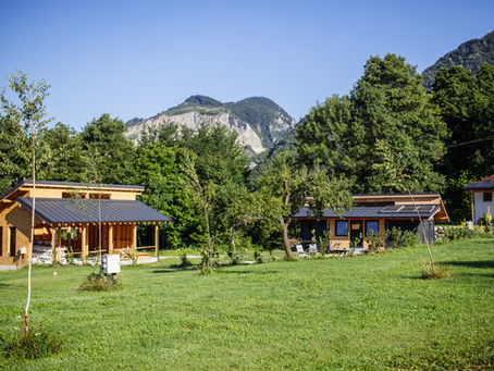 Buila Base Camp Terrassenstellplatz Pietreni mit Blick auf Buila-Vânturarița vom Camping aus