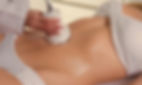 Femme allongée faisant une séance de lipocavitation