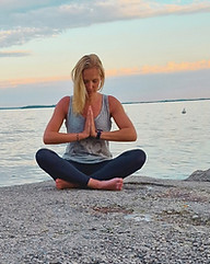 Bild von Katharina Schmenger, am See, Sonnenuntergang, Namaste, Sitzend
