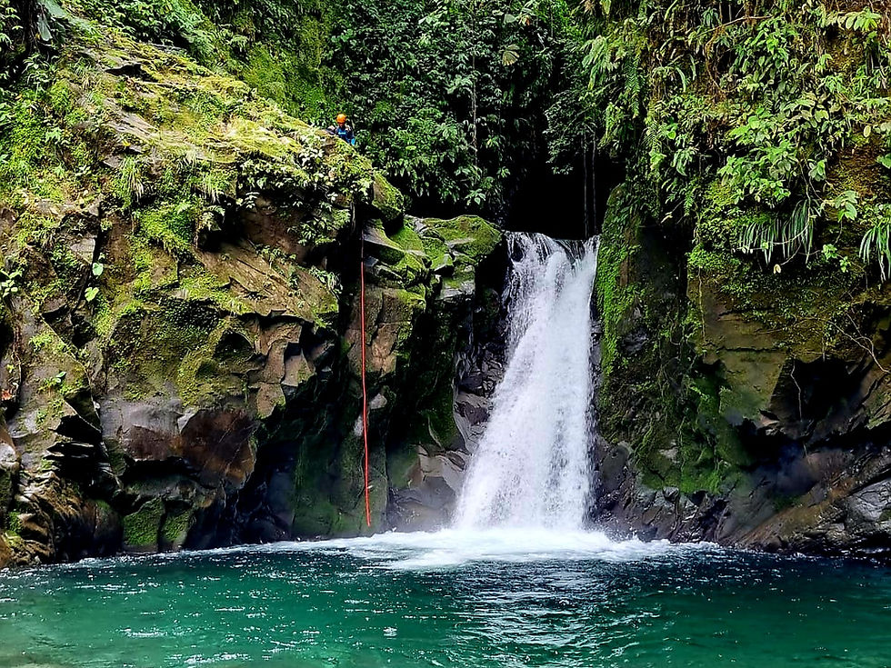 Canyoning en el Cañón de Parismina, Guácimo, Costa Rica