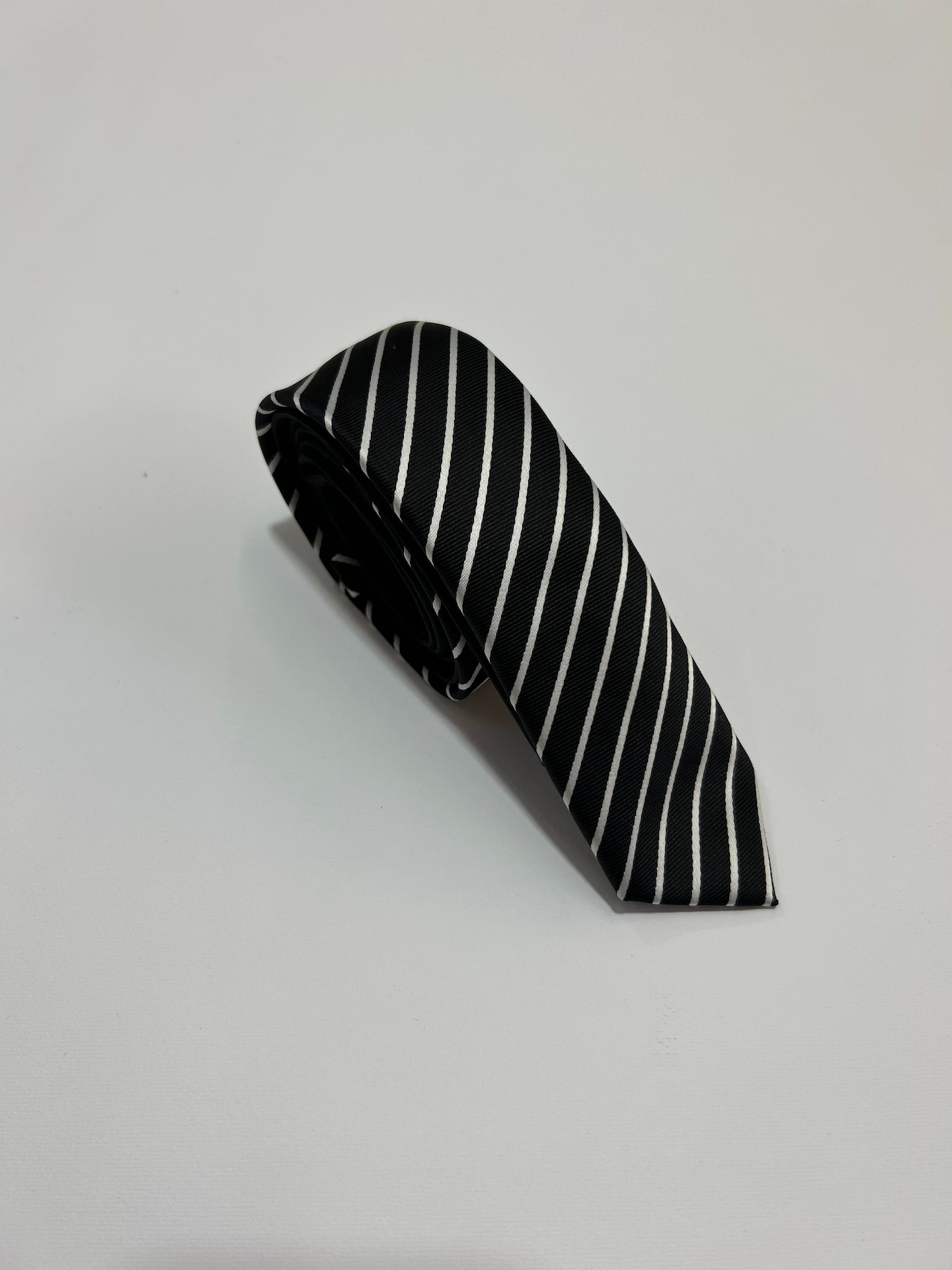 Cravattino da uomo in raso a fantasia fondo nero e righe bianche