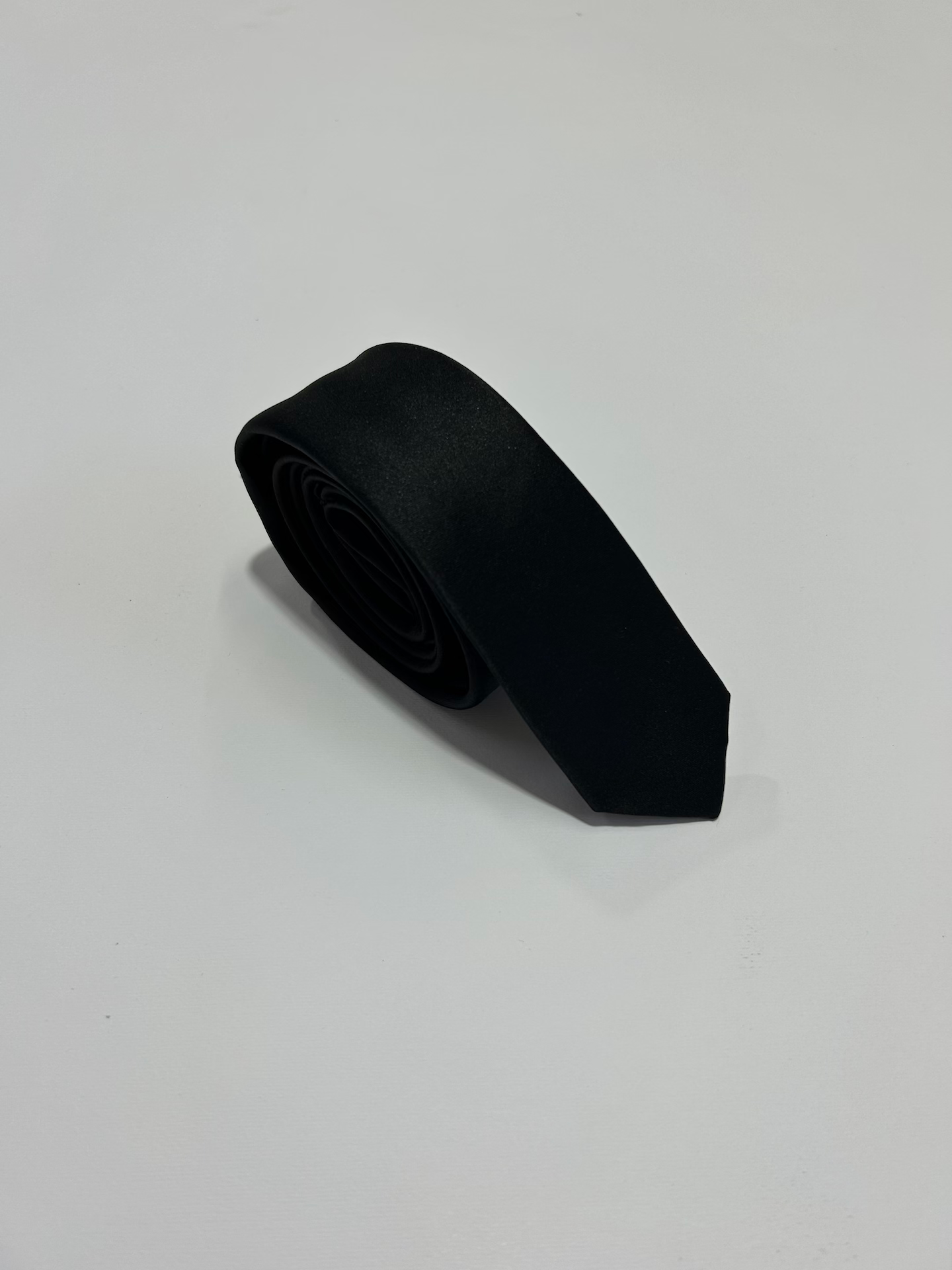 Cravattino da uomo in raso nero