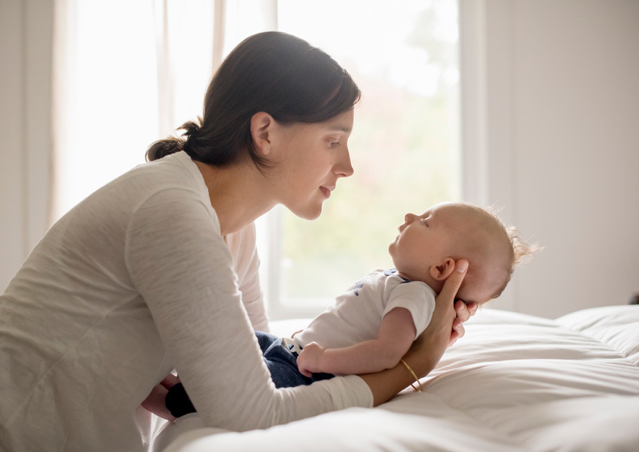 Mutter, die Baby hält