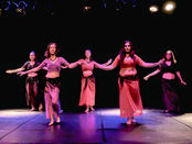 Des danseuses danse orientale sur scène 