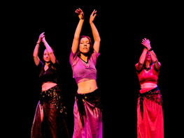 Trois danseuses danse orientale sur scène