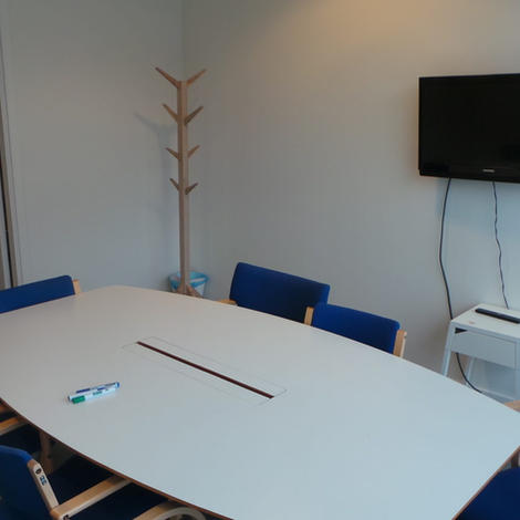 Litet rum med bord och stolar