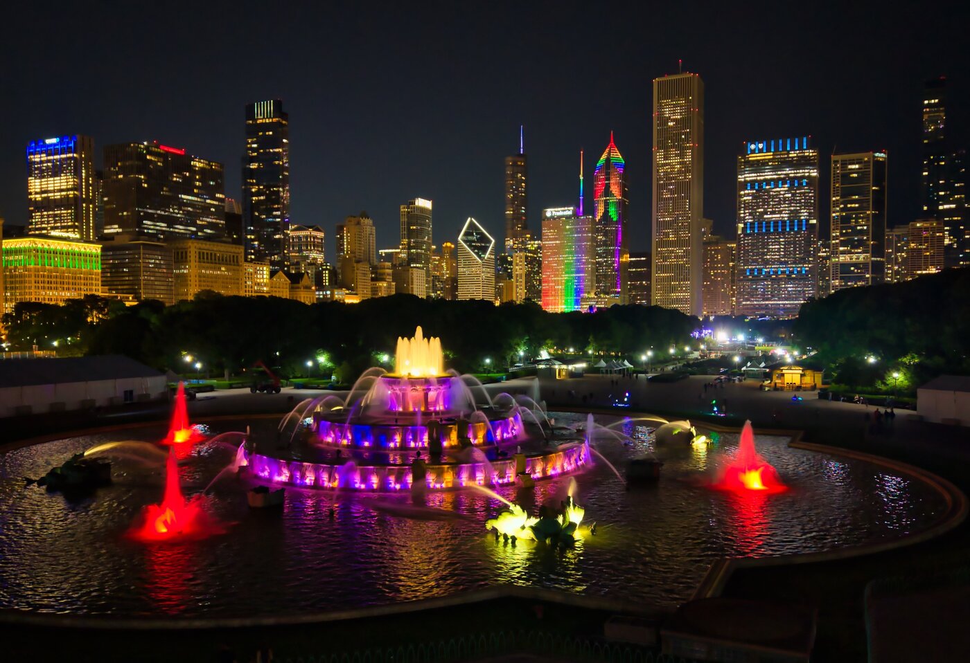 Buckingham at Night Illuminated fountain and curved pools in front of the Chicago skyline at night.