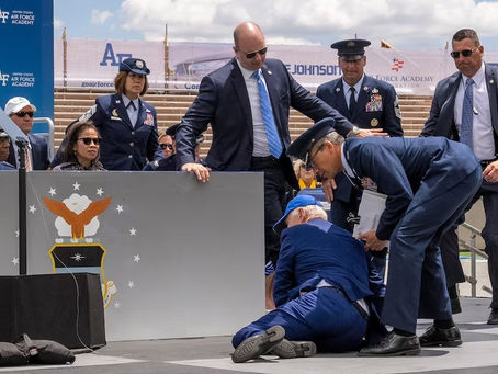 Joe Biden se volvió a caer 