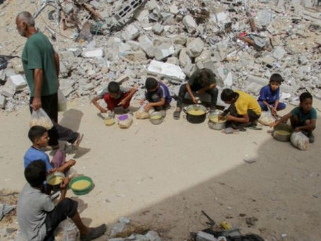 Niño murió aplastado por paquete de ayuda lanzado desde el aire en Gaza