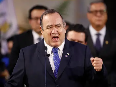 El Gobierno de Guatemala denuncia caso de corrupción que involucra al expresidente Giammattei