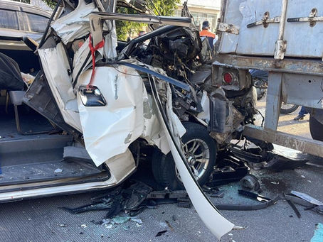 Muere pasajera de busito que impactó contra una rastra en el Anillo Periférico de la capital 