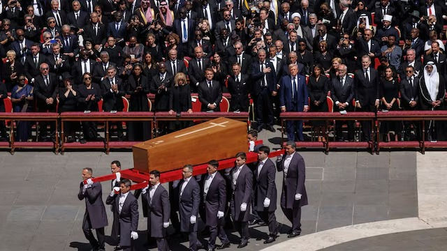 El funeral del Papa Francisco celebrado en una abarrotada Plaza de San Pedro