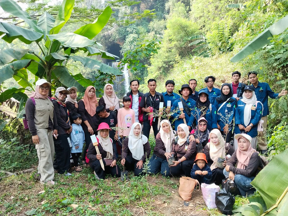 Menjaga Denyut Nadi Curug Belanda: Kolaborasi Warga Cirawamekar dan Mahasiswa dalam Ecovillage Riungan 4