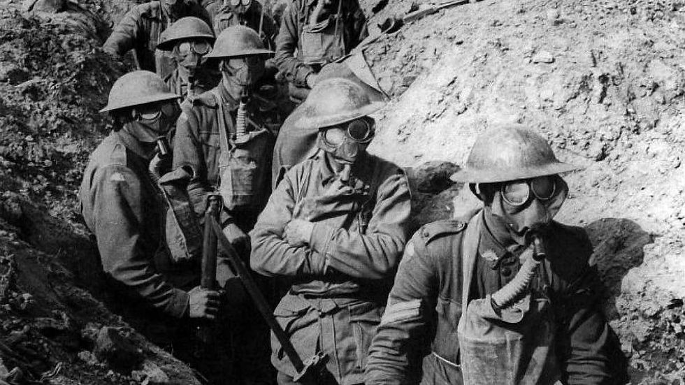 Soldados na trincheira usando máscaras para se protegerem de gás mostarda na I Guerra Mundial