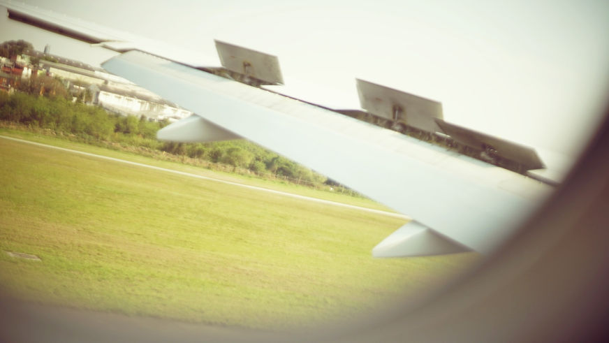 die Bremsklappen am Flügel eines Linienfliegers sind bei der Landung geöffnet