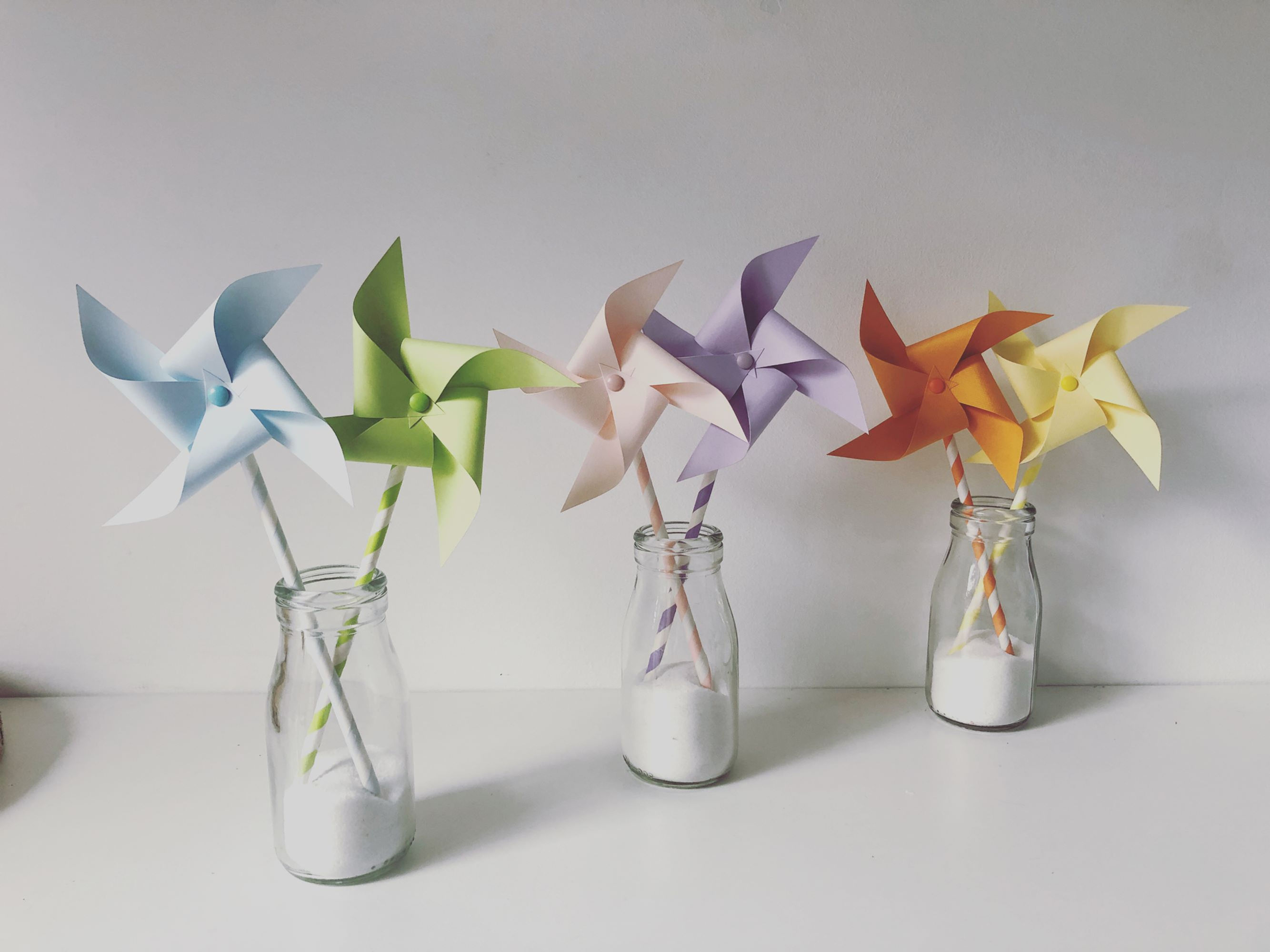 Moulins à vent décoratifs arc-en-ciel | Baptême, anniversaire joyeux, original et personnalisé.