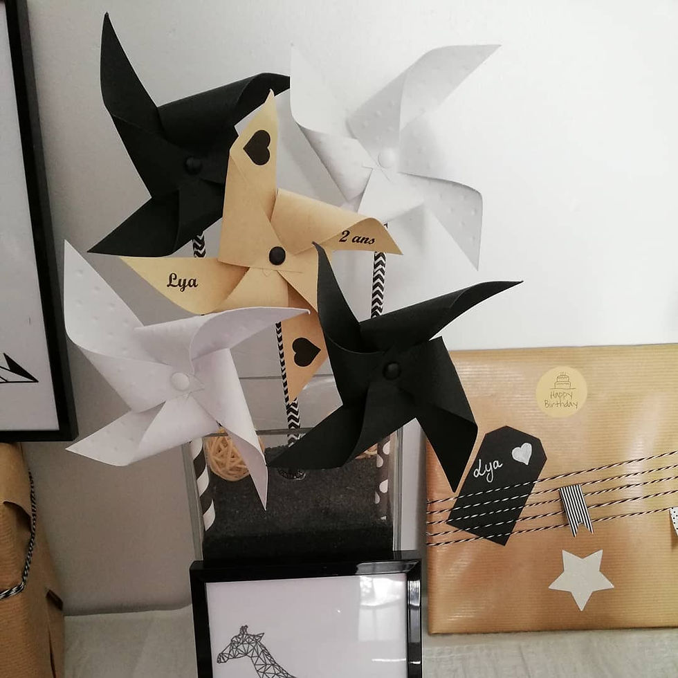 Miniature : Moulins à vent décoratifs kraft, blanc et noir | Décoration baptême, mariage kraft